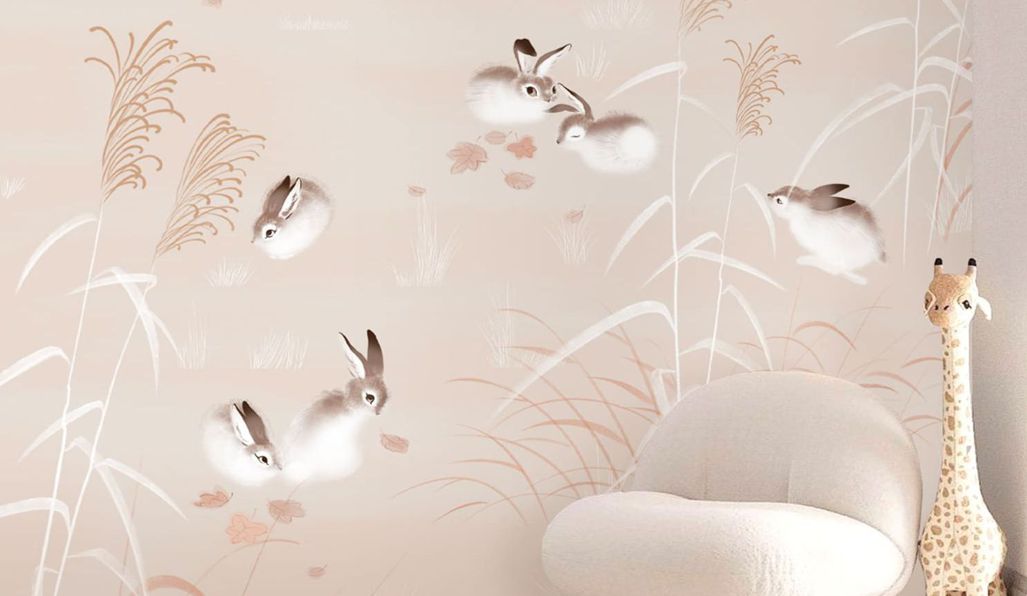 Фотообои с мультяшным сюжетом в детской комнате, интерьер в спокойных тонах